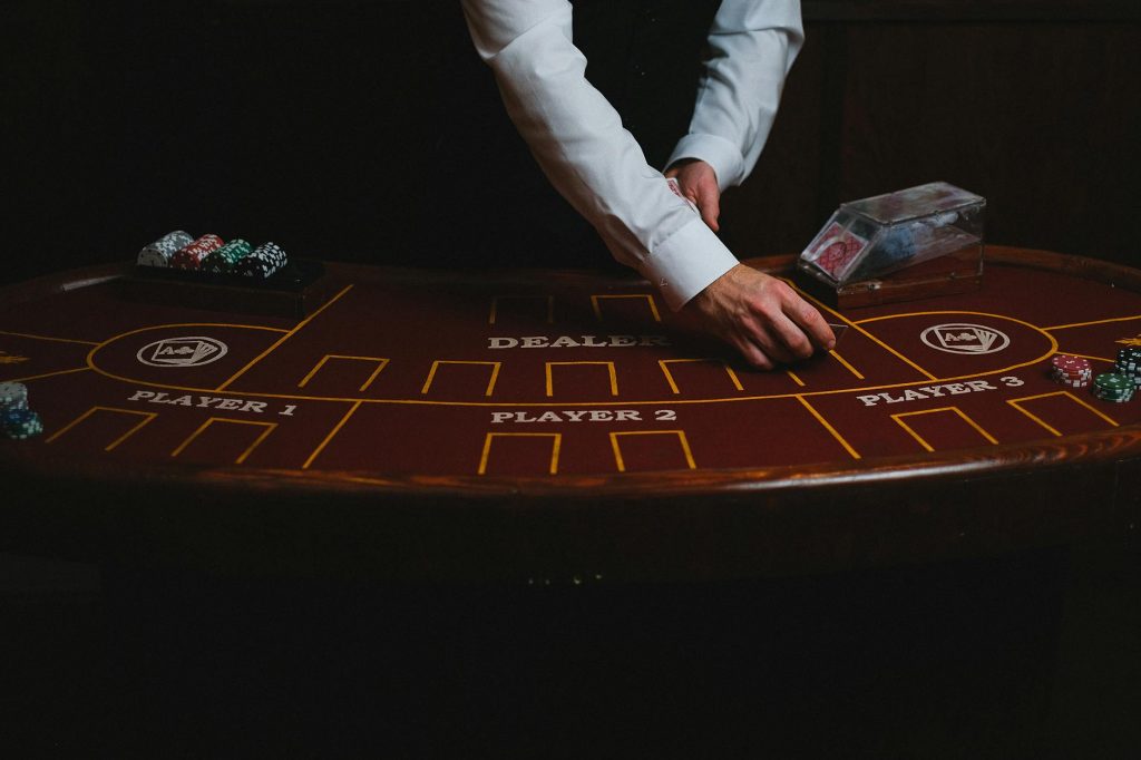Bàn baccarat với chip cược xếp theo cấp độ tăng dần