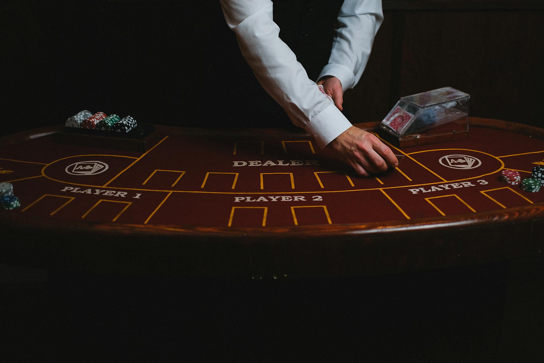Bàn live baccarat với lịch sử kết quả hiển thị ở màn hình phụ