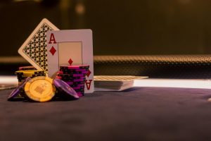 Ba lá bài cào và chip đặt trên bàn, minh họa cho cách tính điểm và quản lý mức cược