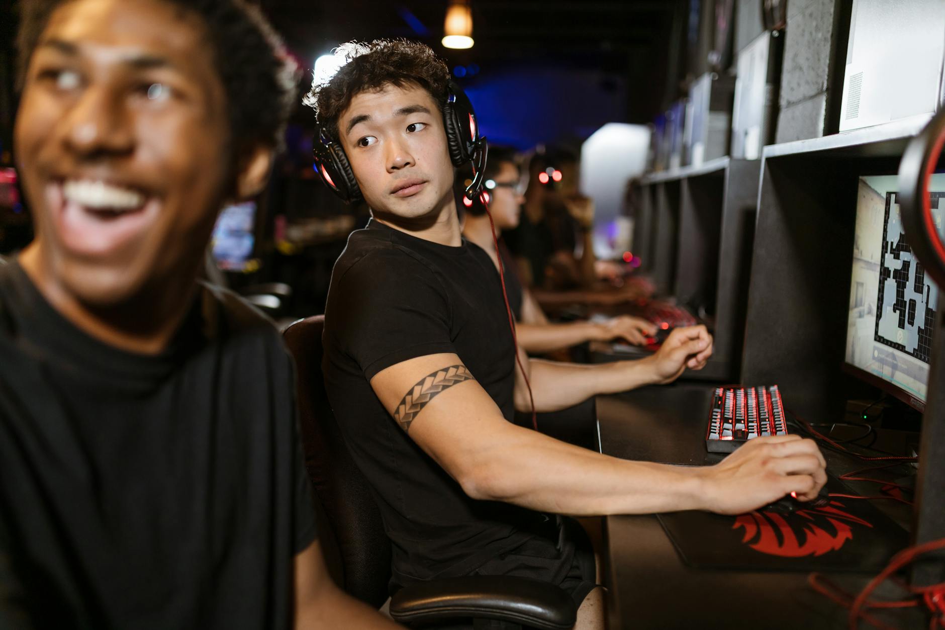 Người chơi theo dõi thống kê trận e-sport trước khi vào kèo