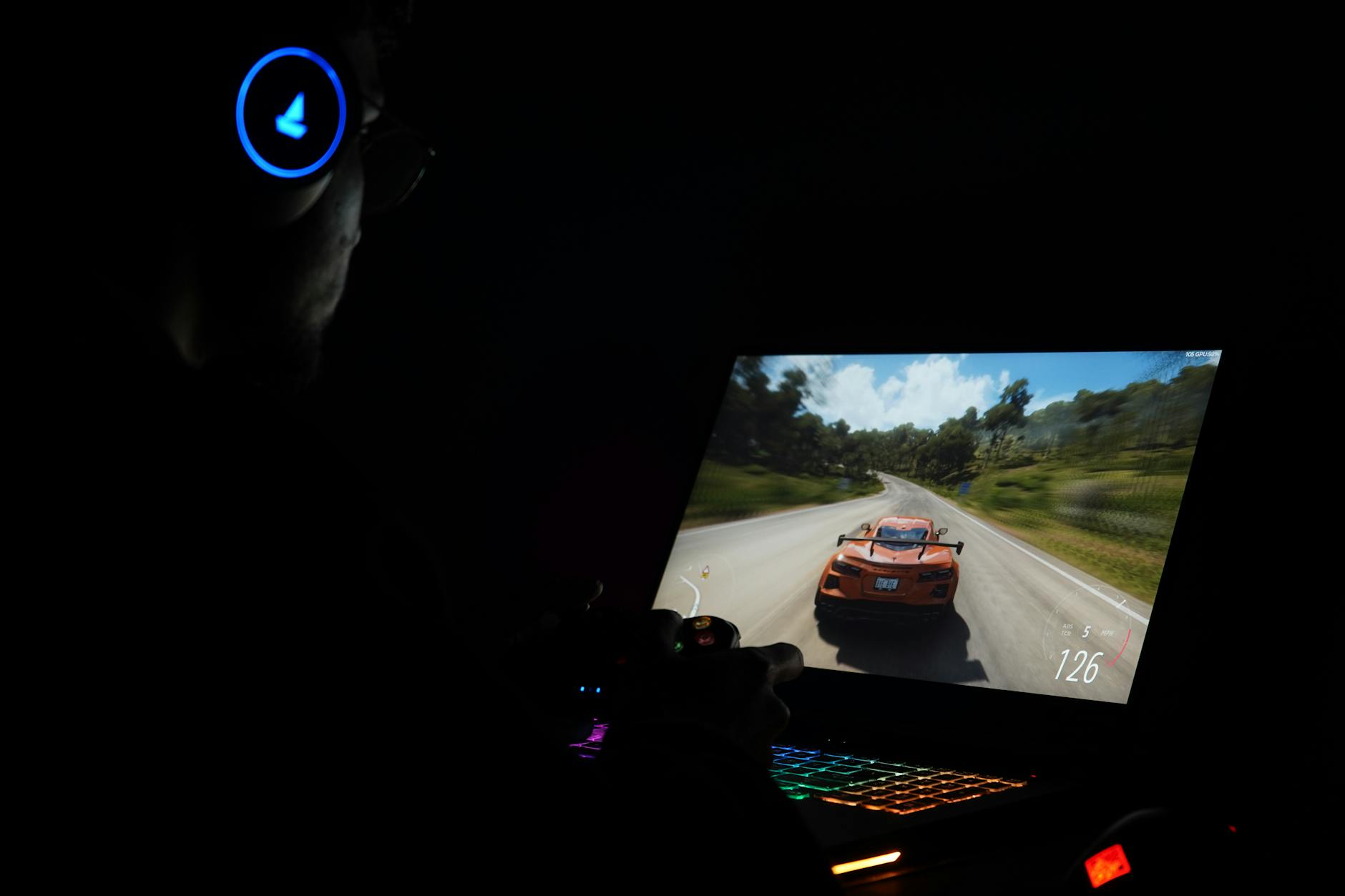Người chơi theo dõi trận e-sport online và phân tích kèo trước khi đặt cược