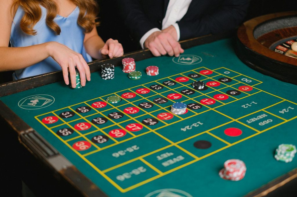 Giao diện bàn casino trực tuyến với baccarat và roulette trên thiết bị di động
