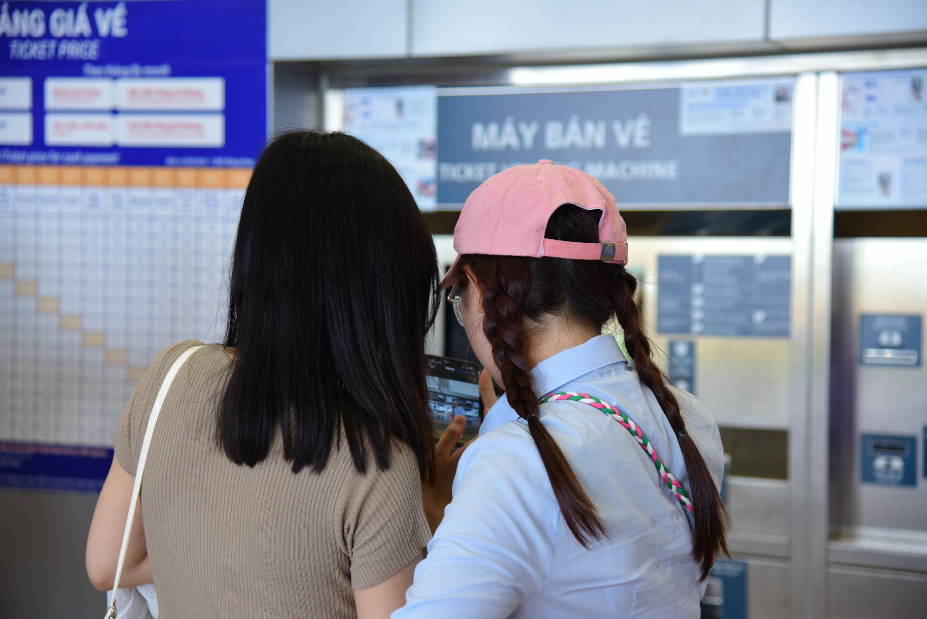 Người xem đang cập nhật lịch và thông tin đá gà trên điện thoại