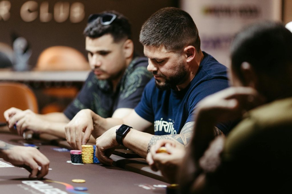Người chơi đang tham gia một bàn poker online trên laptop