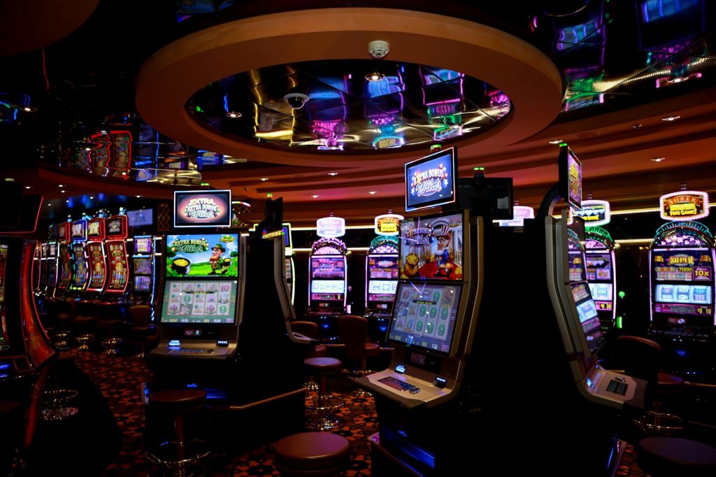Người chơi mới kiểm tra bảng trả thưởng của game nổ hũ trên điện thoại