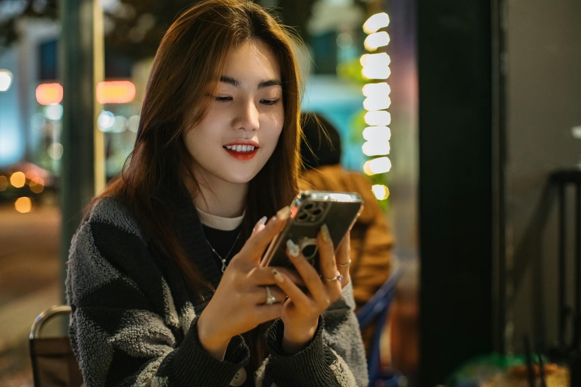 Người dùng kiểm tra danh sách ngân hàng hỗ trợ trên điện thoại trước khi giao dịch